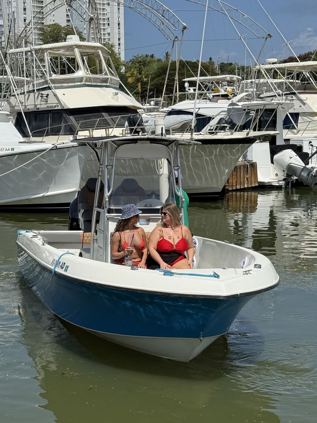 Hydra Sport 25ft with guests aboard at the marina in Fajardo, Puerto Rico, before departure