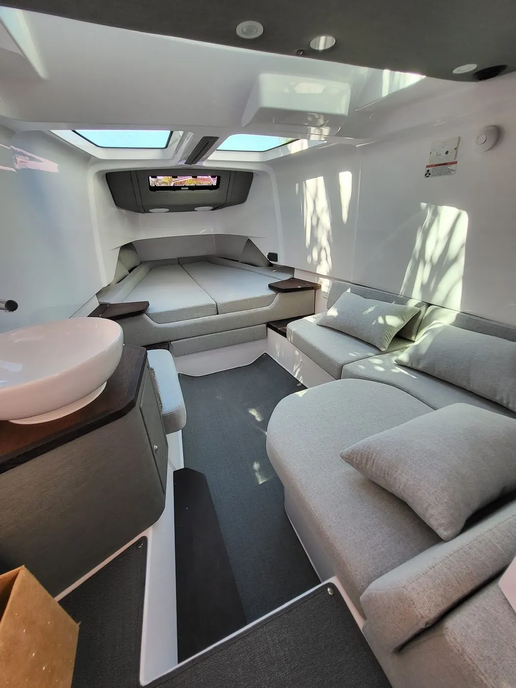 Axopar 38 - Cabin & Bathroom