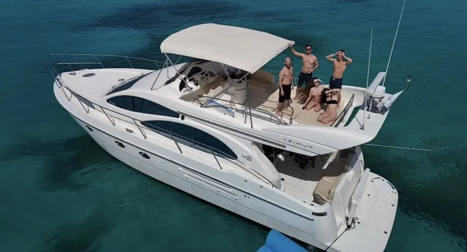 Aerial view of Azimut 50 with guests aboard at Icacos